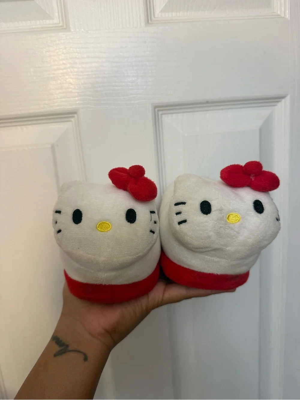 Hello Kitty Kids Plush Mittens - White with Red Bow